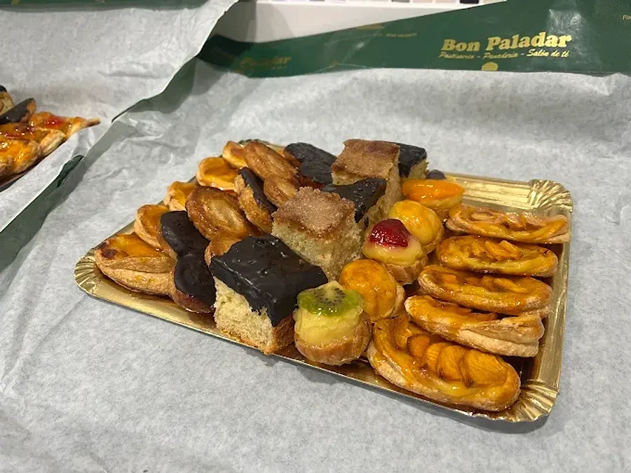 Bandeja de Bon Paladar con pastas de té, palmeritas y pastelitos de fruta, lista para llevar.