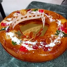 Roscón con fruta escarchada